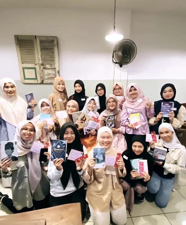 Tim QONSULIN.ID membawa buku bersama komunitas